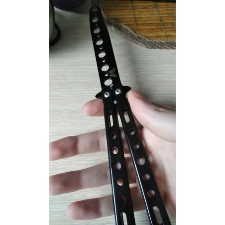 Perhonen veitsi, kouluttaja perhonen