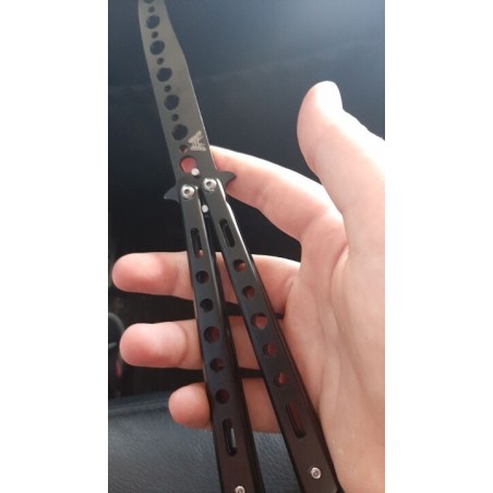 Perhonen veitsi, kouluttaja perhonen