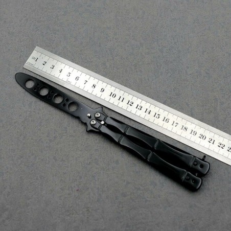 Harjoittele perhoveitsiä, Käsiharjoittaja