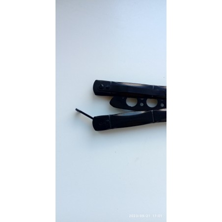 Harjoittele perhoveitsiä, Käsiharjoittaja