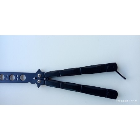 Harjoittele perhoveitsiä, Käsiharjoittaja